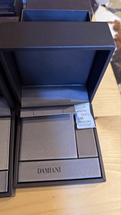 Коробки Damiani для обручок, сережок, підвісок та браслетів.