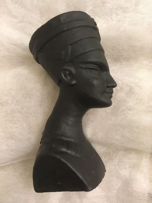 Królowe Egiptu - stare figurki, rzeźby.