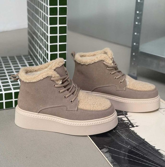 Женские зимние замшевые ботинки кроссовки на меху светлокоричневые