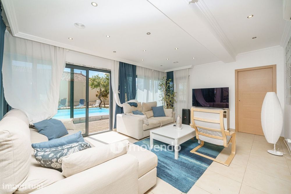 Moradia T6 exclusiva, com piscina e garagem, na Charneca da Caparica