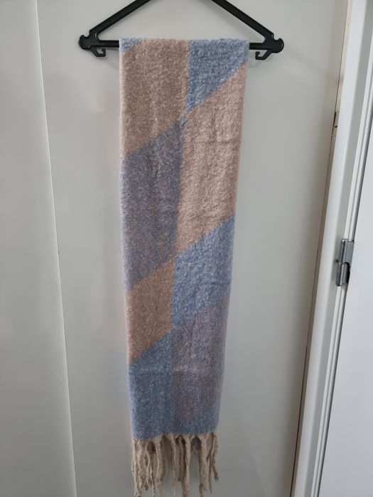 Cachecol fofo azul, bege e rosa