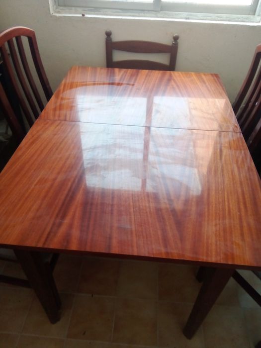 Moveis de casa de jantar envernizado com cadeiras, mesa extensível. Vendo urgente para desocupar.