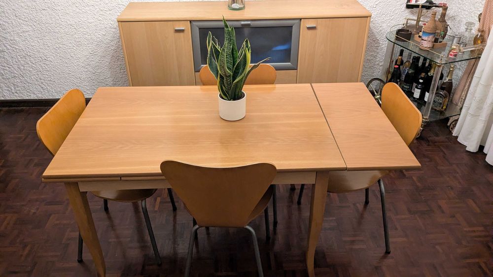 Conjunto inteiro de Mesa + 4 cadeiras + Estante + Aparador