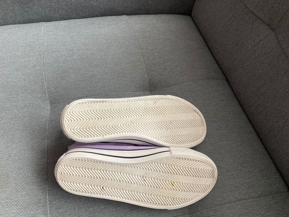 Trampki na W-f z białą podeszwą rozmiar 34