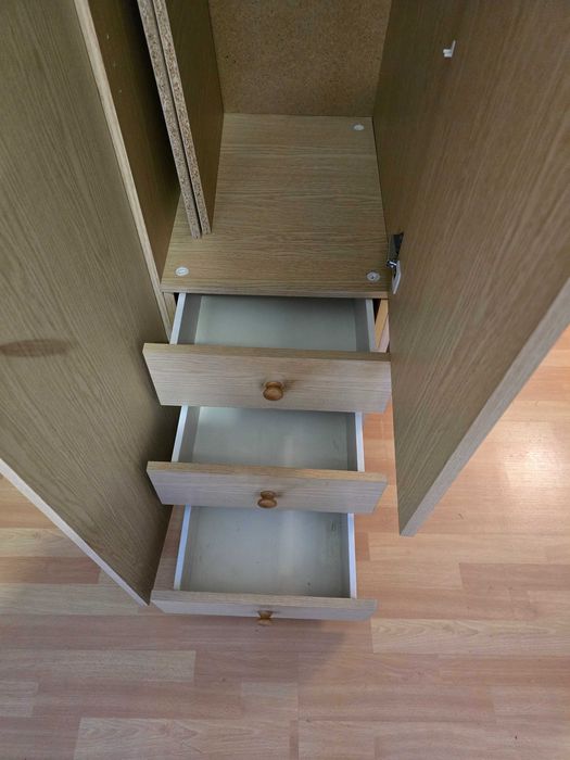 Oddam solidną szafę w dobrym stanie