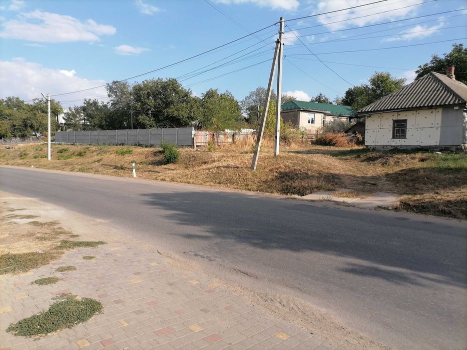 Продам житловий будинок з великою земельною ділянкою!