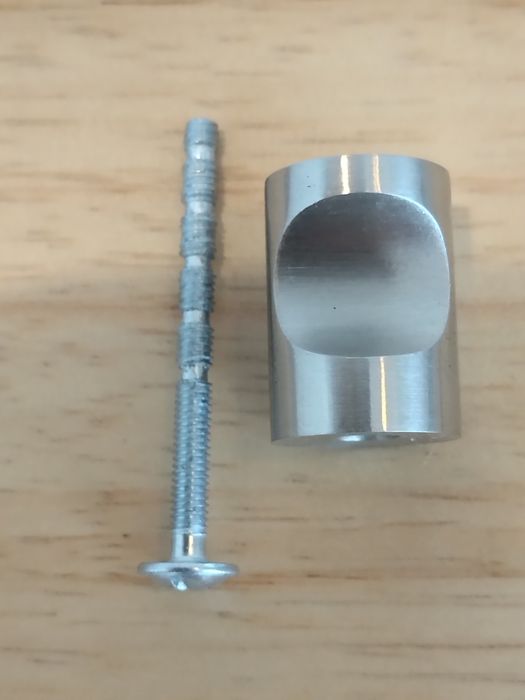 Puxadores em aço inox para armário como novos com respetivos parafusos