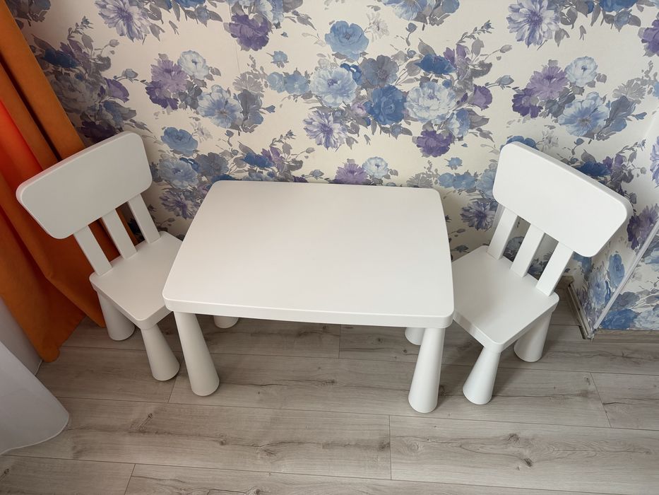 Дитячий столик IKEA зі 2 стільчиками