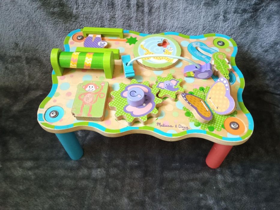 Drewniany stolik edukacyjny. Melissa & doug