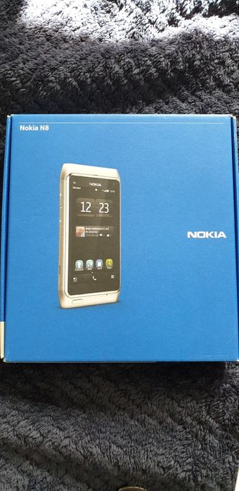Nokia N8 srebrna