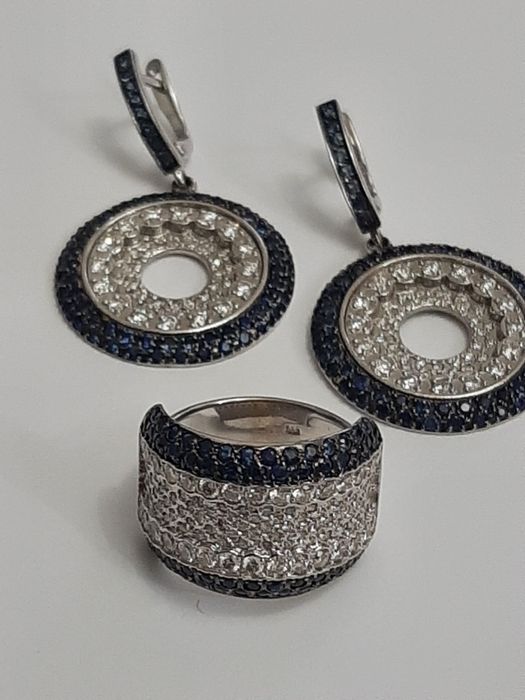 Золотое кольцо с бриллиантами и сапфирами.