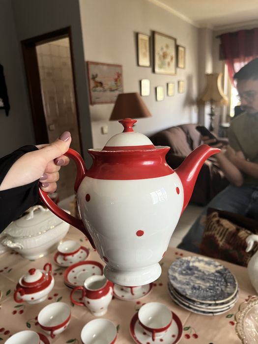 Vista Alegre | Serviço de Café  | Padrão Vermelho com Bolinhas