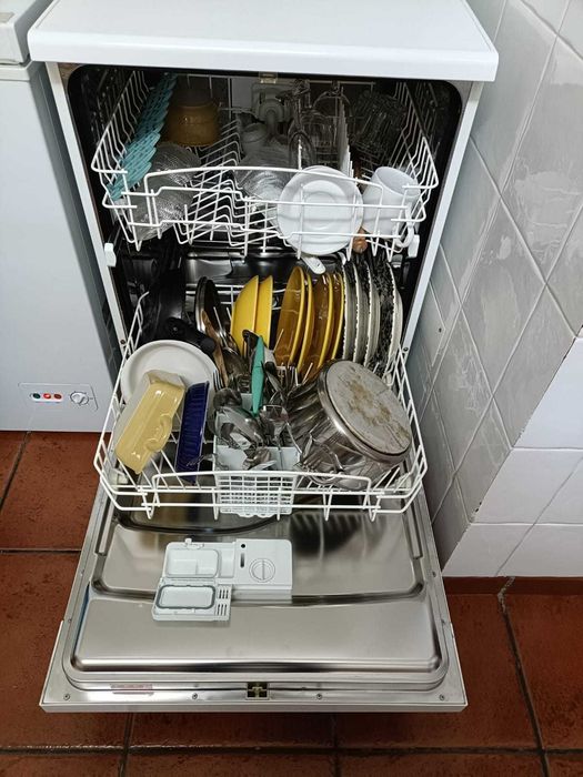 Máquina Lavar Loiça Indesit DG 6100 W + Lote de Peças Suplentes