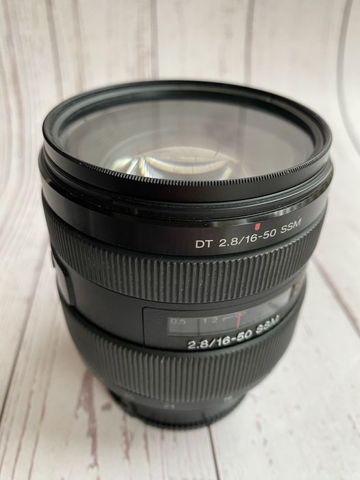 Фотоапарат Sony Alpha 77 з двома обʼєктивами та спалахом