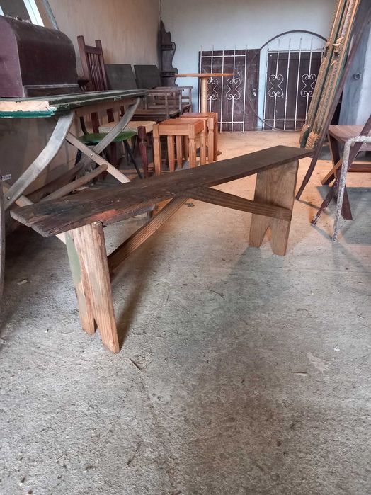 Banco rústico de madeira, antigo, perfeito para jardim