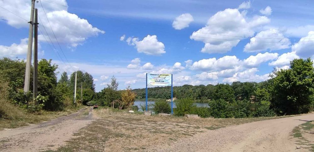 Земельна ділянка на березі водойми під будинок.