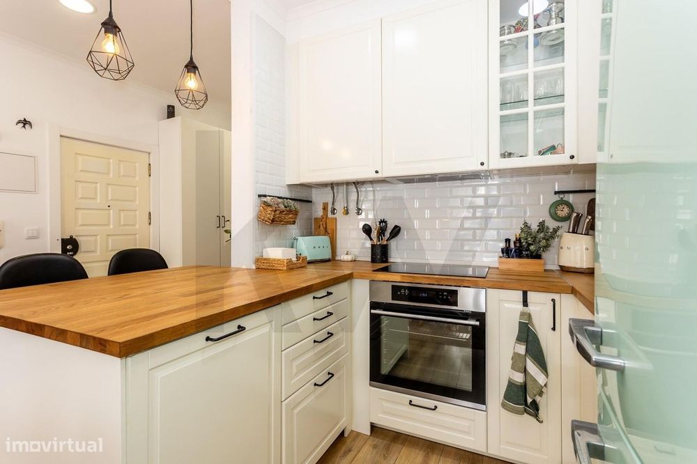 Apartamento T2 remodelado e mobilado no Bairro Alto — conforto e local