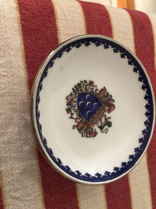 Peça em porcelana e prata muito bonito