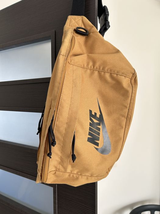Saszetka NIKE nerka , sakwa duża 10L