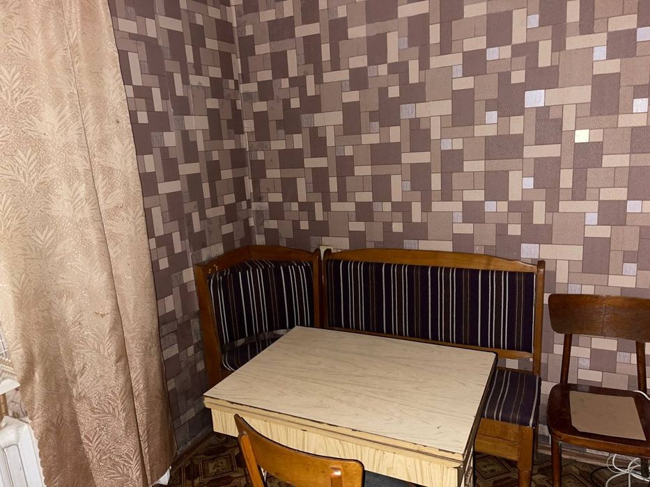 Оренда квартири  в місті Херсон . Перший поверх . Опалення працює .