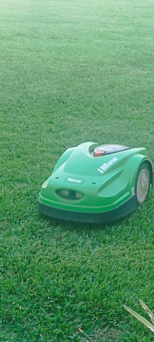 Robôs corta relva venha ver a trabalhar