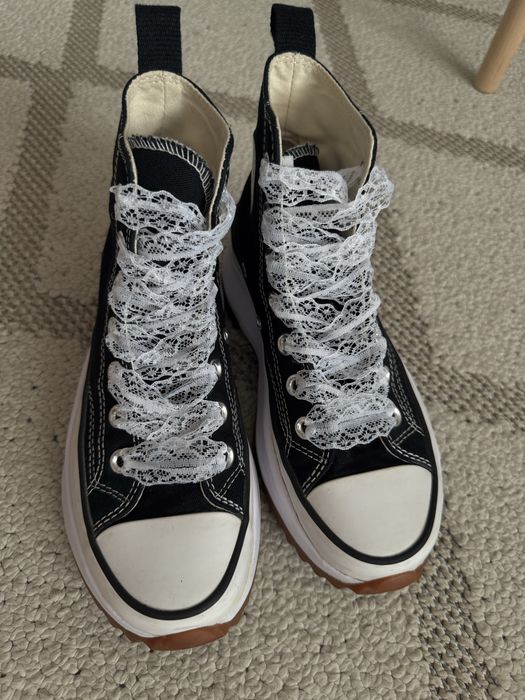 Кеди converse на платформі.