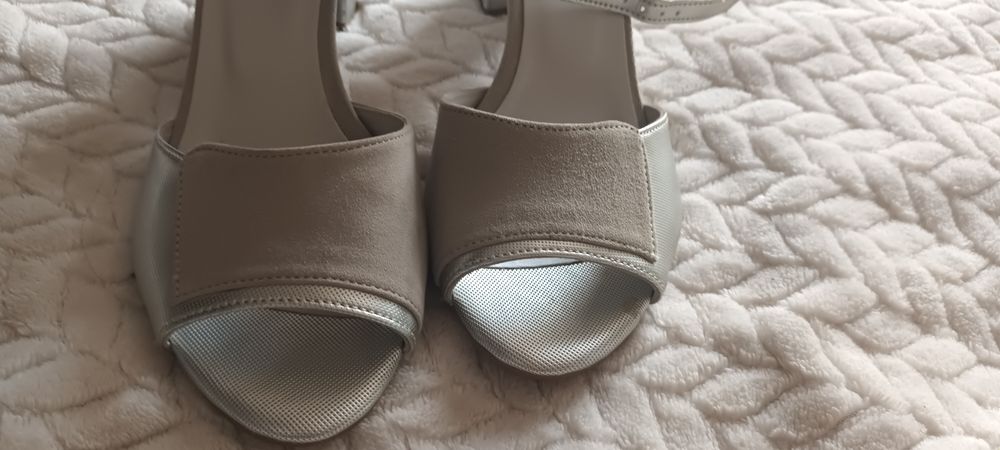 Sandalia toda em pele