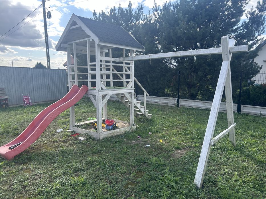 Plac zabaw, domek z zjezdzalnia