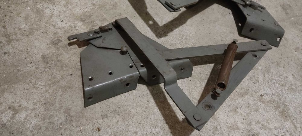 Zawiasy mechanizmu rozkładania łóżka