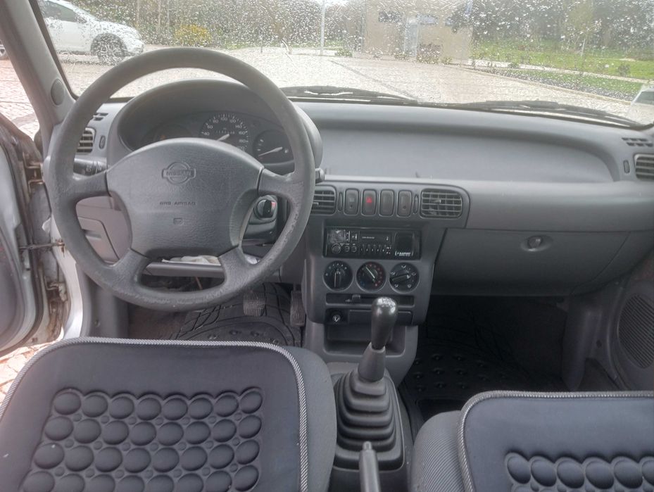 Nissan Micra á gasolina de 5 lugares