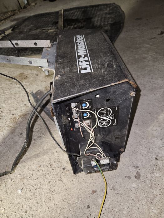 Motor de portão de garagem.