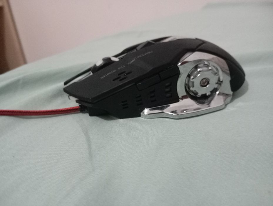 Kit teclado e rato semimecânico com luz RGB não contém nenhum defeito
