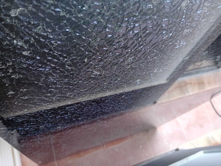 Vidro temperado laminado gris bom para  fazer mesa...