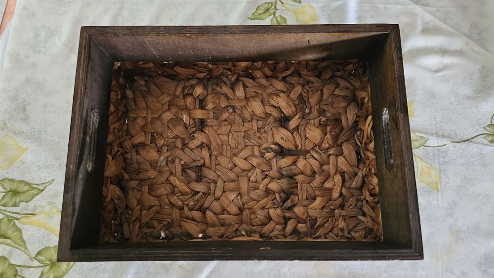 Cesto em madeira e palha