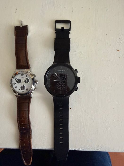 Dois relógios swatch