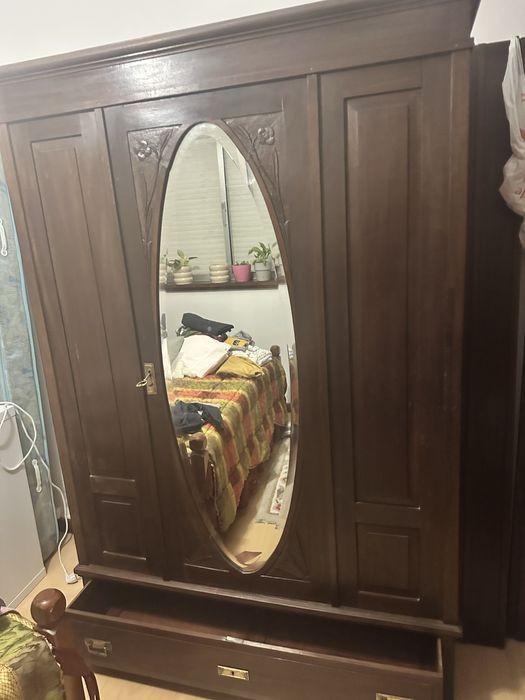 Cama solteiro grande  , com roupeiro igual vintagen