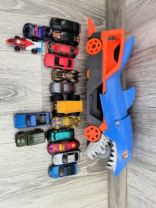 Автовоз акула Hot Wheels Shark Transporter трек хот вілс транспортер