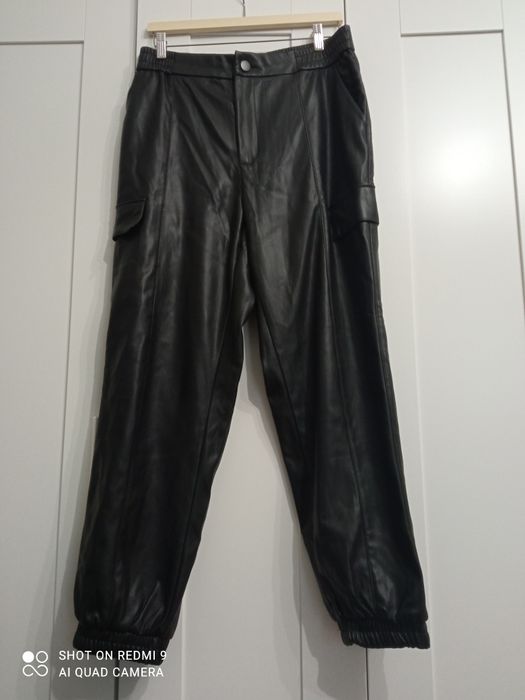 Spodnie cagro skóropodobne Sinsay