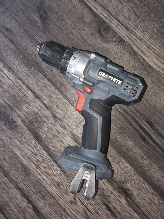 Zestaw Graphite wiertarko-wkrętarka plus latarka