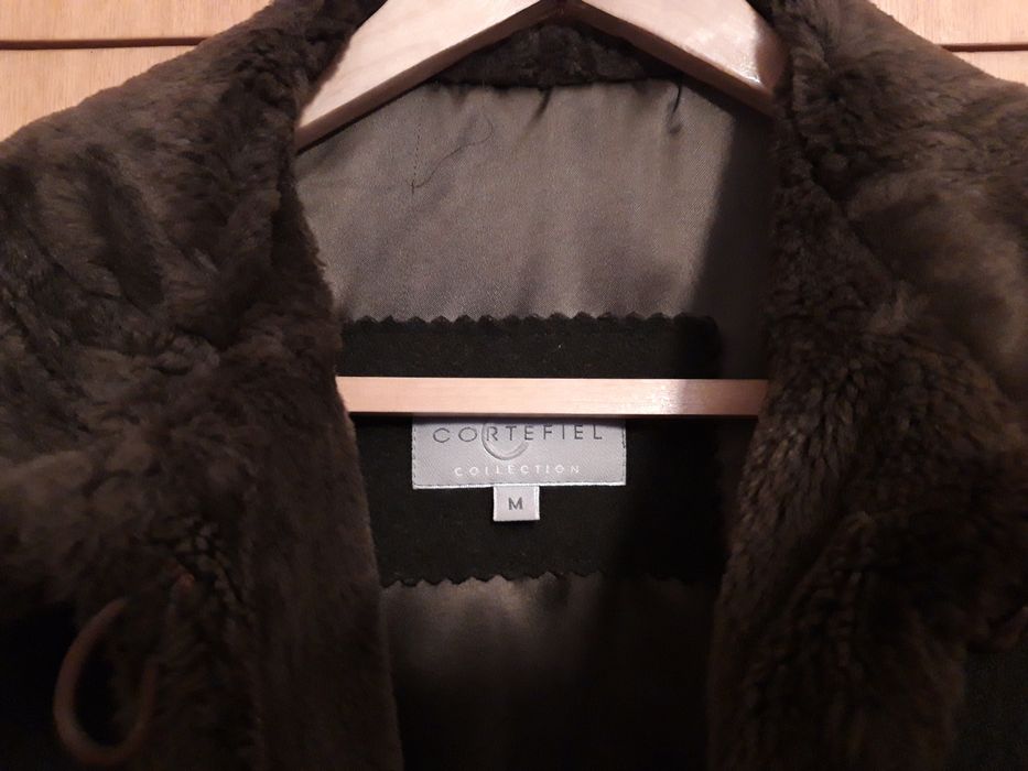 Casaco de Inverno da Cortefiel com gola e punhos de pelúcia (M)