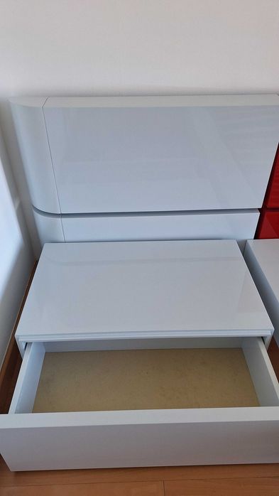 Cama design moderno com cabeceira e mesas de cabeceira