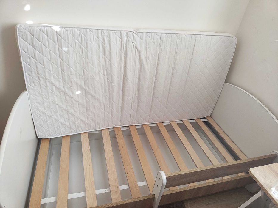 Łozko 160x90 ze stelażem, skrzynia, materacem, barierka ochronna
