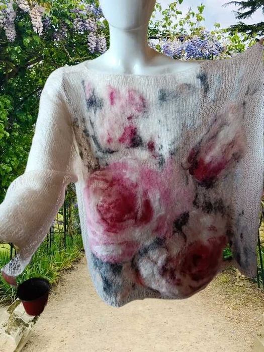 Artystyczny sweter chmurka ręcznie robiony filcowane kwiaty od plastyk