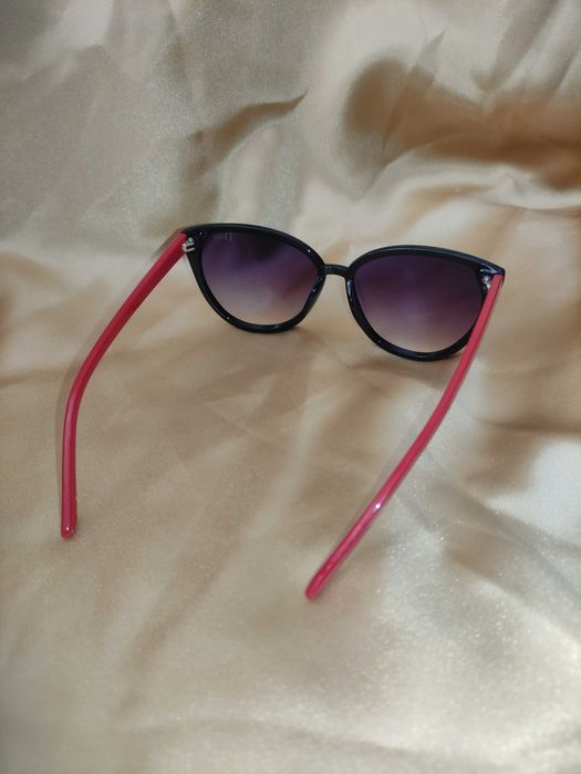 сонцезахисні окуляри чорно-червоні