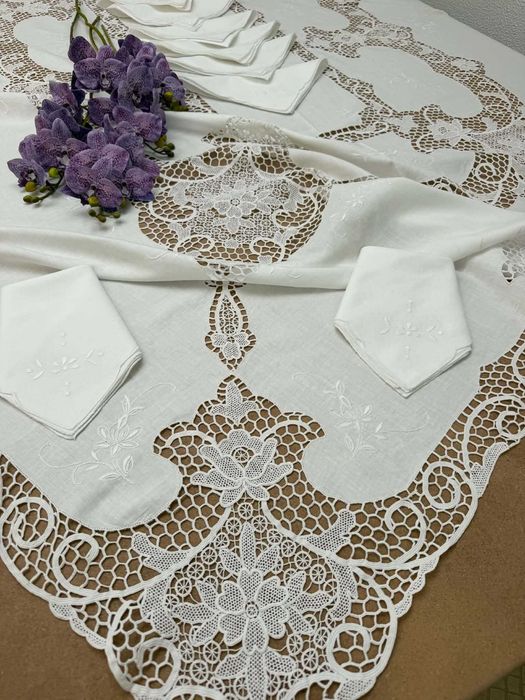 Deslumbrante toalha de mesa em puro linho, com magnífico trabalho de renda e bordado!