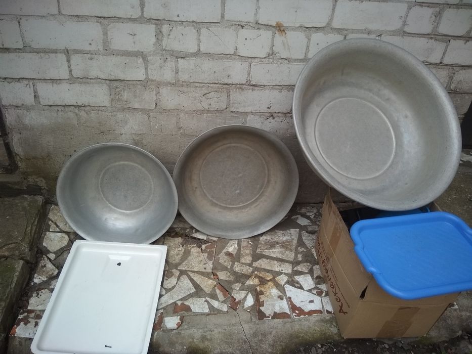 Продам аллюминиевые тазы и противень.