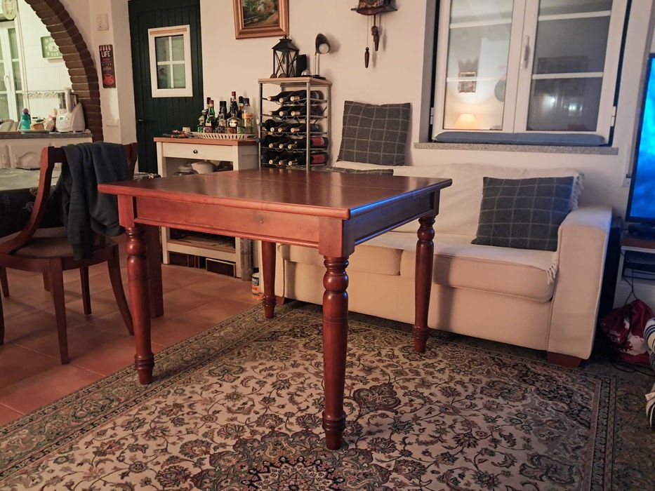 Mesa de jantar, em cerejeira