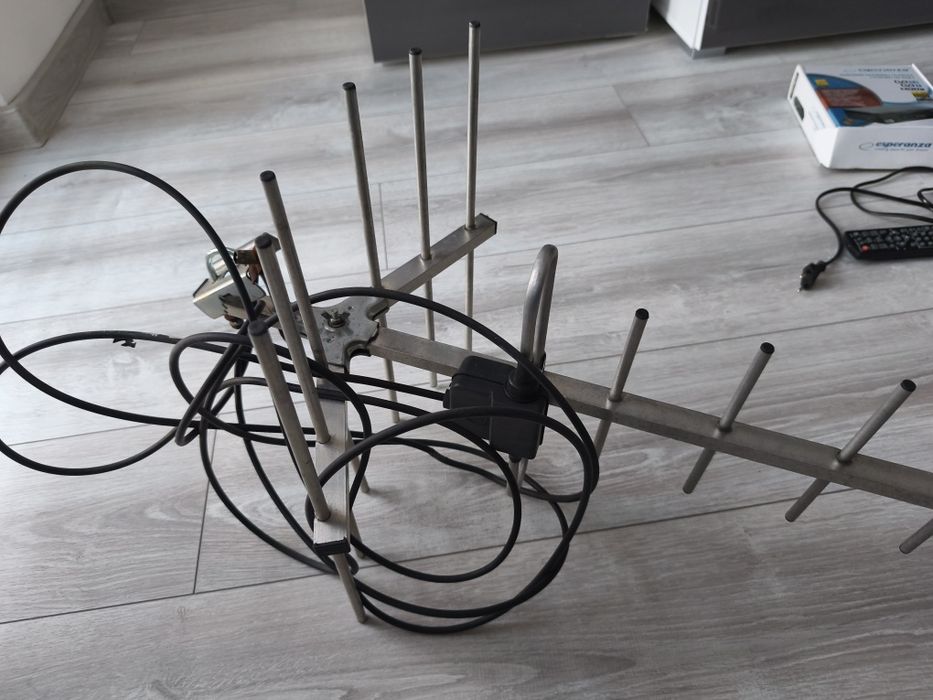 Tuner DVB-T2 + antena tv naziemnej