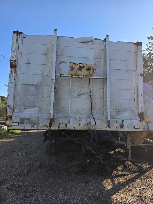 semi-reboque rebaixado, tipo porta maquinas com patas