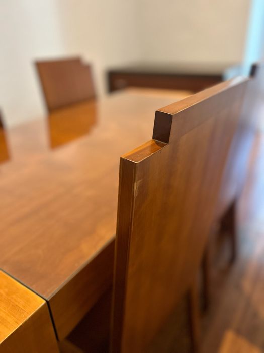 Mesa e conjunto de 4 cadeiras.